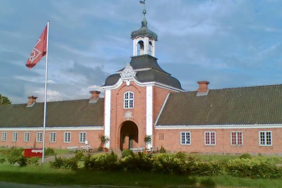 Das Schleswig-Holsteinische Freilichtmuseum Molfsee mit seinen über 60 Gebäuden und dem eindrucksvollen Torhaus ist das Ziel des diesjährigen Tagesausfluges des Fördervereins Dorfmuseum Schönwalde.