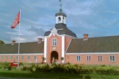 Das Schleswig-Holsteinische Freilichtmuseum Molfsee mit seinen über 60 Gebäuden und dem eindrucksvollen Torhaus ist das Ziel des diesjährigen Tagesausfluges des Fördervereins Dorfmuseum Schönwalde.