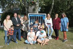 Spendenübergabe mit Kindergartenkindern, Kindergartenleitung, Förderverein und Spender-Ehepaar (vorne).
