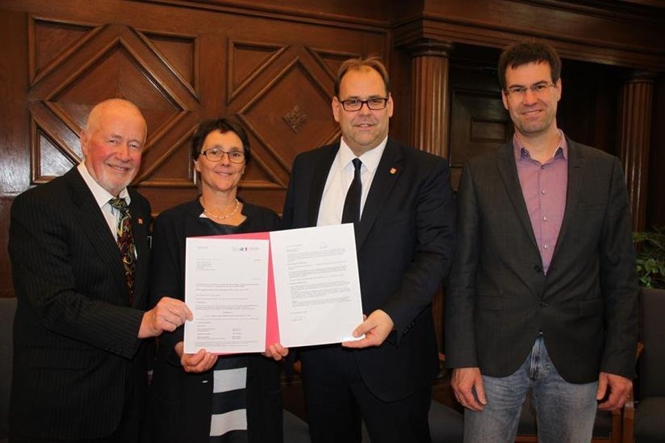 Übergabe des Zuwendungsbescheides: Bürgervorsteher Sönke Sela, Finanzministerin Monika Heinold, Bürgermeister Mirko Spieckermann und Amtsleiter Klaas Raloff (v. lks.).