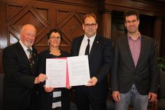 Übergabe des Zuwendungsbescheides: Bürgervorsteher Sönke Sela, Finanzministerin Monika Heinold, Bürgermeister Mirko Spieckermann und Amtsleiter Klaas Raloff (v. lks.).