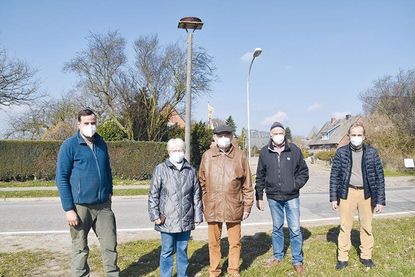 Das neue Storchennest steht bereit: Gärtnermeister Daniel Szogs (Blumen- und Pflanzenmarkt Rahlf, von links), Dorfvorsteherin Antje Kleingarn, Robert Köppen aus der Fuchsbergsiedlung, Storchenvater Leo Pietsch (NABU) und Horst Rehbein aus Warnsdorf warten jetzt auf ein neues Storchenpaar.