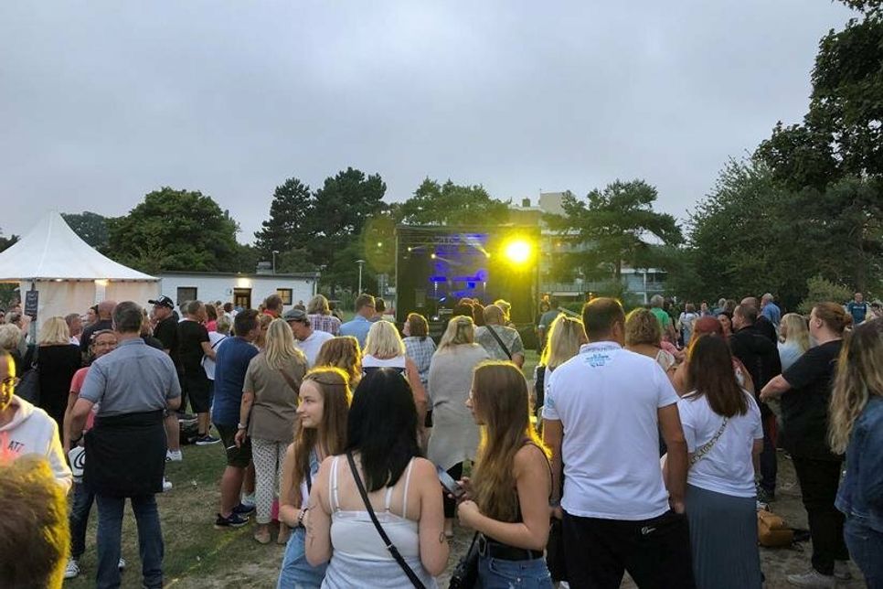 „Warm up“ bei Cocktails, Bratwurst und Musik von DJ Gordan am Seestern.