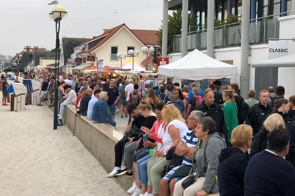 Nach einem Bummel über die Promenade sicherten sich viele Gäste einen Sitzplatz auf der Promenadenmauer.