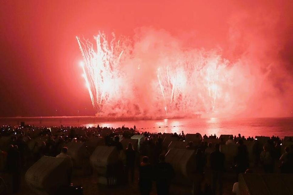 Zwar wurde es zum Feuerwerk etwas diesig, aber die drohenden Unwetter blieben aus. So konnte die Farbenpracht in aller Ruhe genossen werden. (Foto: Christian Lück)