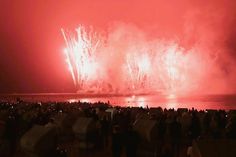 Zwar wurde es zum Feuerwerk etwas diesig, aber die drohenden Unwetter blieben aus. So konnte die Farbenpracht in aller Ruhe genossen werden. (Foto: Christian Lück)