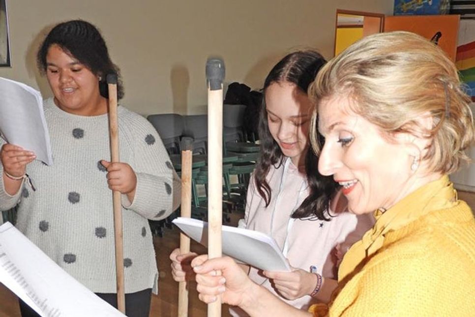 Goethe mit Besenstiel: Eva Monar und die Opera Kids Samira und Isabella interpretieren den „Zauberlehrling“.