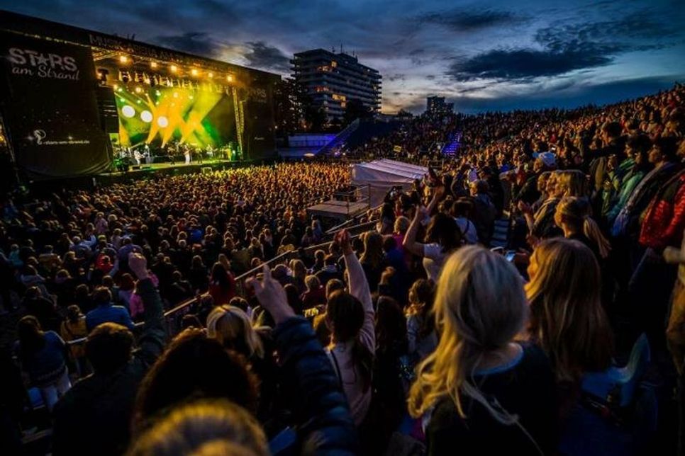 Beste Stimmung herrschte an allen drei Konzertabenden bei Stars am Strand direkt an der Wasserkante, hier ein Foto von der ausverkauften Musik-Arena am Freitagabend.