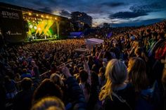 Beste Stimmung herrschte an allen drei Konzertabenden bei Stars am Strand direkt an der Wasserkante, hier ein Foto von der ausverkauften Musik-Arena am Freitagabend.