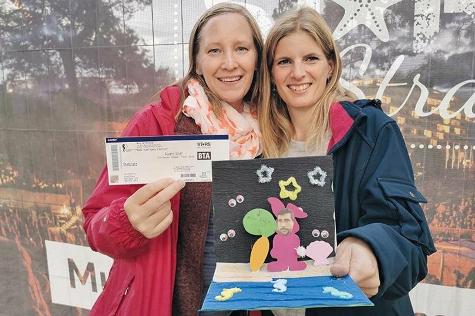 Kreativität zahlt sich aus: Melanie Klingspor aus Timmendorfer Strand und ihre Freundin Tina Börgers (re.) haben mit ihrer selbstgebastelten Klappkarte „Alvaro Soler bei Nacht am Möhrenmikrofon am Strand“ bei der „reporter“-Verlosung zwei Tickets für das Konzert am Freitag gewonnen.