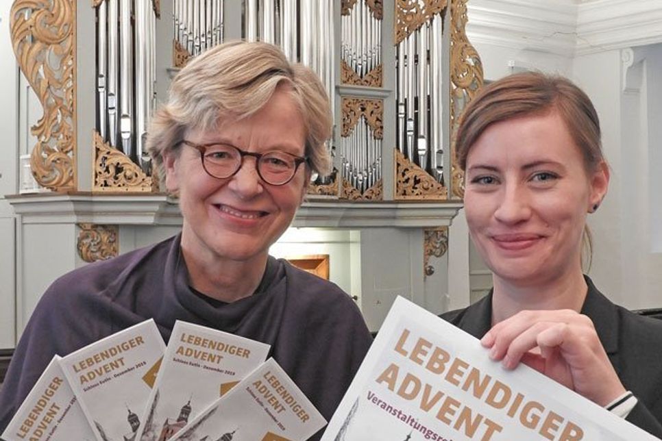 Brigitta Herrmann und Christin Homann freuen sich auf einen „Lebendigen Advent“ im Schloss Eutin.