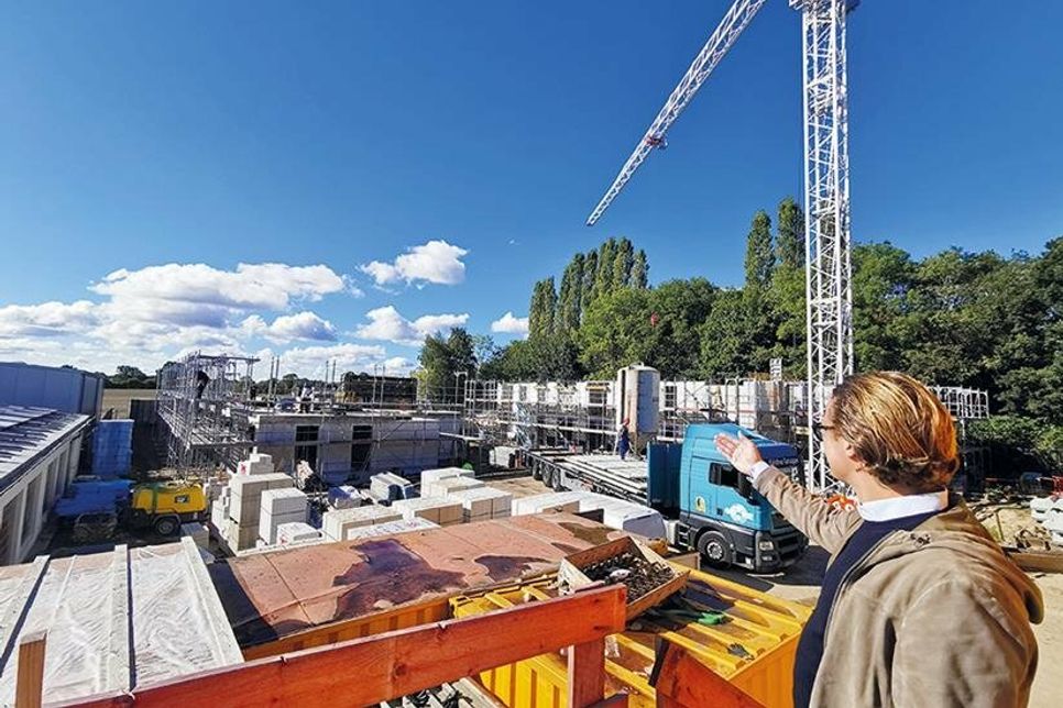 Ole Salzmann von LBI zeigt auf die Baustelle am Vogelsang. In einem Jahr sollen die Gebäude mit 88 Mietwohnungen bezugsfertig sein.
