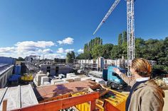 Ole Salzmann von LBI zeigt auf die Baustelle am Vogelsang. In einem Jahr sollen die Gebäude mit 88 Mietwohnungen bezugsfertig sein.