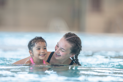 Der Kurs ist speziell auf die Bedürfnisse der Kinder abgestimmt und wird von erfahrenen und qualifizierten Schwimmlehrenden angeleitet.