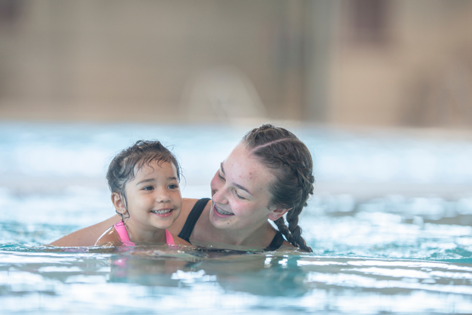 Der Kurs ist speziell auf die Bedürfnisse der Kinder abgestimmt und wird von erfahrenen und qualifizierten Schwimmlehrenden angeleitet.
