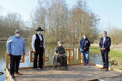 v.r.: Jens Junkersdorf (stellvertr. Bürgermeister), Martina Scheel (Behindertenbeauftragte der Stadt OIldenburg), Sabine Hübner (Beauftragte für barrierefreies Angeln des Landessportfischerverbandes Schleswig.Holstein e.V.), Carsten Bargholz (Zimmerei Bäcker) und Olaf Willert (1. Vorsitzender ASV Oldenburg e.V.)