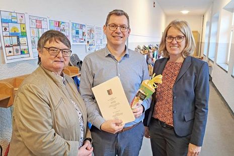 Bei der offiziellen Amtseinführung begrüßten Schulrätin Astrid Fock (links) und Bürgermeisterin Mira Radünzel Thomas Lange als neuen Schulleiter.