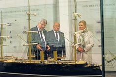 DMB-Historiker Dr. Jann M. Witt, DMB-Präsident Heinz Maurus (m.) und Wehrbeauftrage Dr. Eva Högl vor einer Vitrine in der Historischen Halle des Marine-Ehrenmals.
