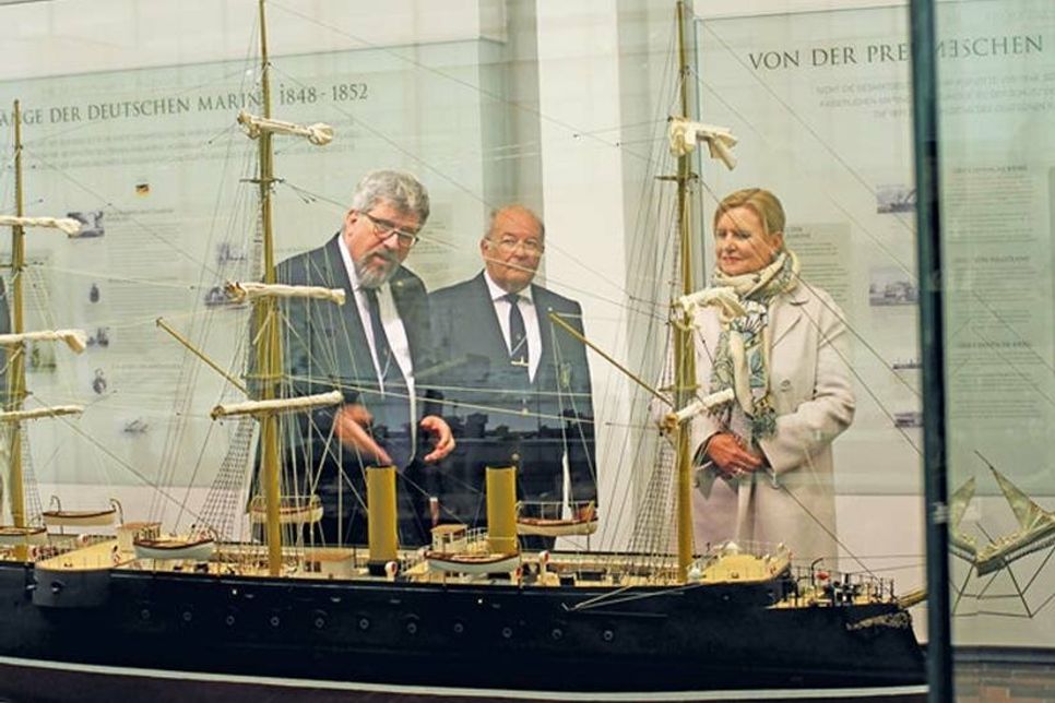 DMB-Historiker Dr. Jann M. Witt, DMB-Präsident Heinz Maurus (m.) und Wehrbeauftrage Dr. Eva Högl vor einer Vitrine in der Historischen Halle des Marine-Ehrenmals.