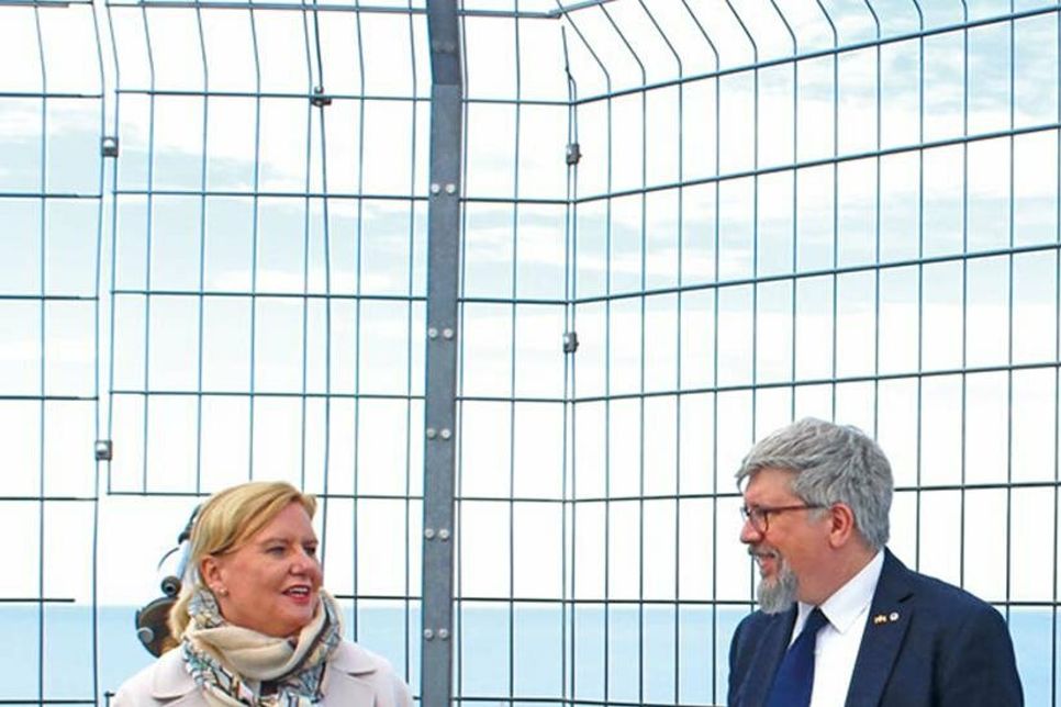 Wehrbeauftragte Dr. Eva Högl und DMB-Historiker Dr. Jann M. Witt auf der oberen Plattform des Marine-Ehrenmals. Foto: Deutscher Marinebund e.V.