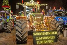 Lichterparade der Landwirte auf dem Marktplatz.
