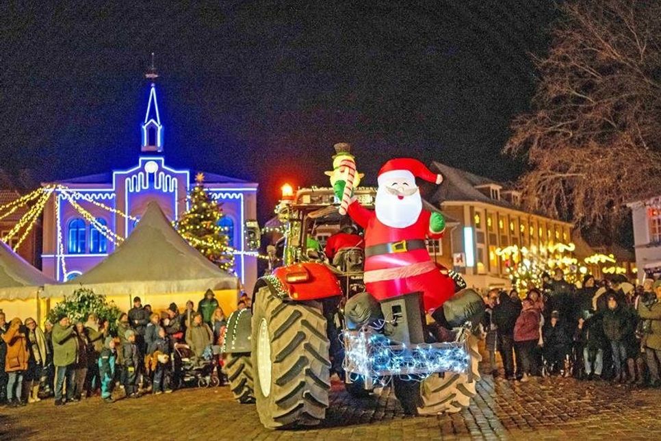 Lichterparade der Landwirte auf dem Marktplatz.