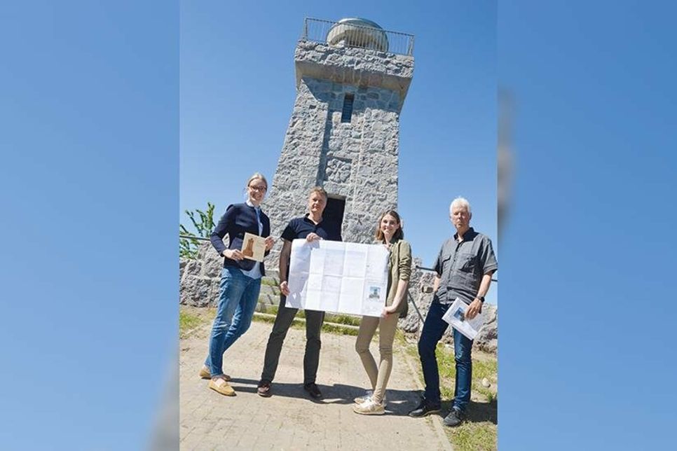 Freuen sich über die bislang äußerst positiv verlaufene Sanierung der Bismarcksäule: Julia Orhtmann (li.), Dr. Uwe Brinkmann, Katharina Graf (alle Stadt Bad Schwartau) und Dipl.Ing. Architekt Torsten Ewert (re.). Der Bauplan in der Hand darf dabei natürlich nicht fehlen.