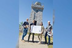 Freuen sich über die bislang äußerst positiv verlaufene Sanierung der Bismarcksäule: Julia Orhtmann (li.), Dr. Uwe Brinkmann, Katharina Graf (alle Stadt Bad Schwartau) und Dipl.Ing. Architekt Torsten Ewert (re.). Der Bauplan in der Hand darf dabei natürlich nicht fehlen.