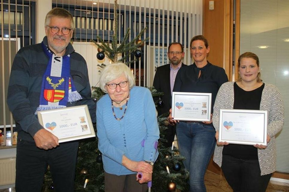 2. Vorsitzender TSV Lensahn Henning Steffen, Heinke Nitz, Stiftungsvorstand Dirk Wacker, Förderverein Pfadfindergelände 1. Vorsitzende Tanja Roden und Kindergartenleitung Alkje Kohlsaat (v. lks.) bei der Spendenübergabe.