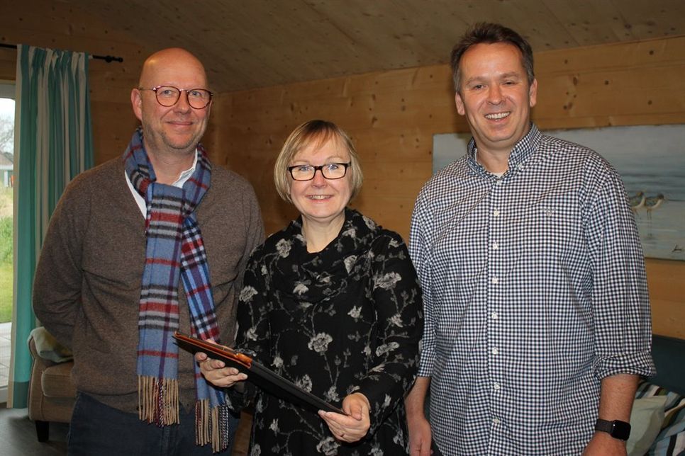 WLan-Test im Ferienhaus „Moby Dick“: Strandhäuser-Geschäftsführer Christian Schwerrin, Stadtwerkeleiterin Vera Litzka und Stephan Suhr von den Vereinigten Stadtwerken (v.
