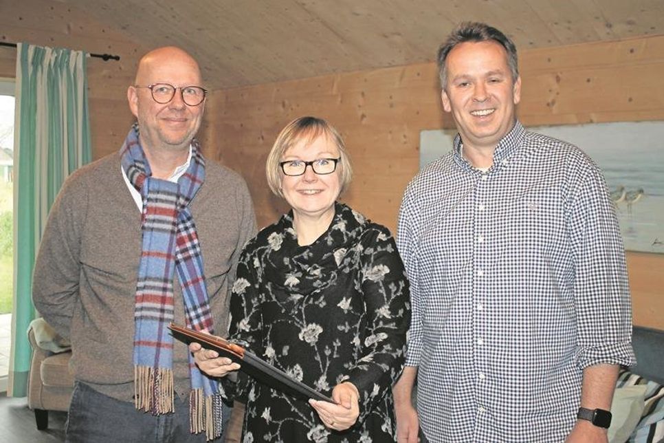 WLan-Test im Ferienhaus „Moby Dick“: Strandhäuser-Geschäftsführer Christian Schwerrin, Stadtwerkeleiterin Vera Litzka und Stephan Suhr von den Vereinigten Stadtwerken (v. lks.).