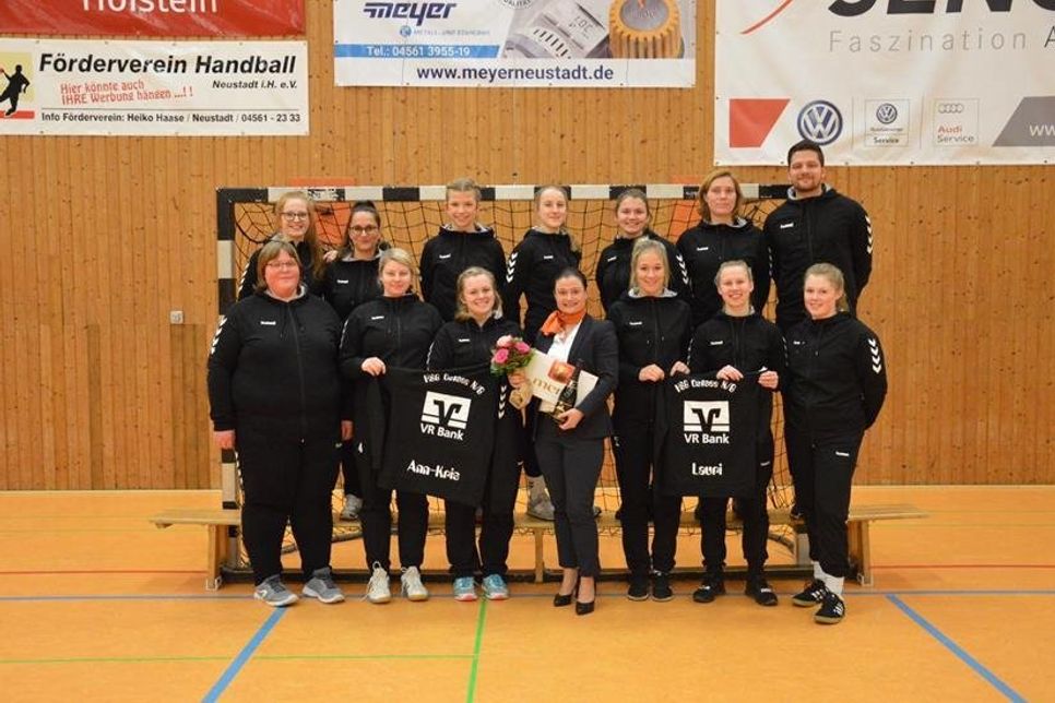 Neustadt. Die Damen der HSG Ostsee Neustadt/Grömitz konnten sich durch eine finanzielle Unterstützung der VR Bank Ostholstein Nord – Plön eG, vertreten durch Katharina Duman, einheitliche Trainingsanzüge anschaffen. Die Mannschaft würde sich am Sonntag, dem 12. Januar über viele Fans in der Gogenkrog-Halle freuen. Sie spielt um 14 Uhr gegen die HSG Holsteinische Schweiz III. (red)