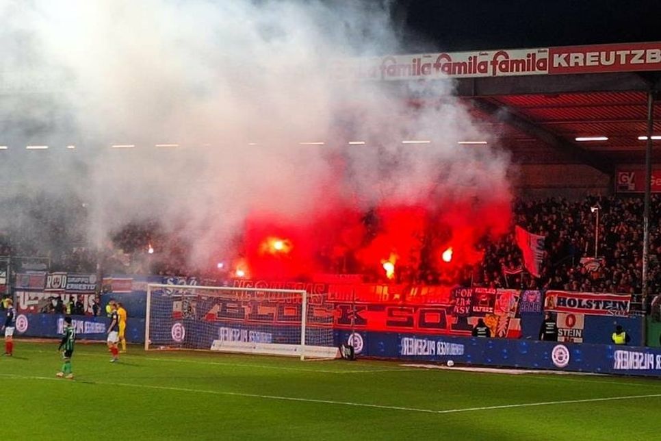 Alles andere als in Schieflage liegt aktuell die KSV Holstein. Auch Pyro kam im Kieler Fanblock wieder zum Einsatz.