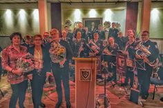 Kirsten Sköries (Mi.) ehrte und bedankte sich bei Edelgard Schlitzkus und Jürgen Haß. Im Hintergrund der Musikzug der Gemeindefeuerwehr Grömitz, der den Neujahrsempfang musikalisch umrahmte.