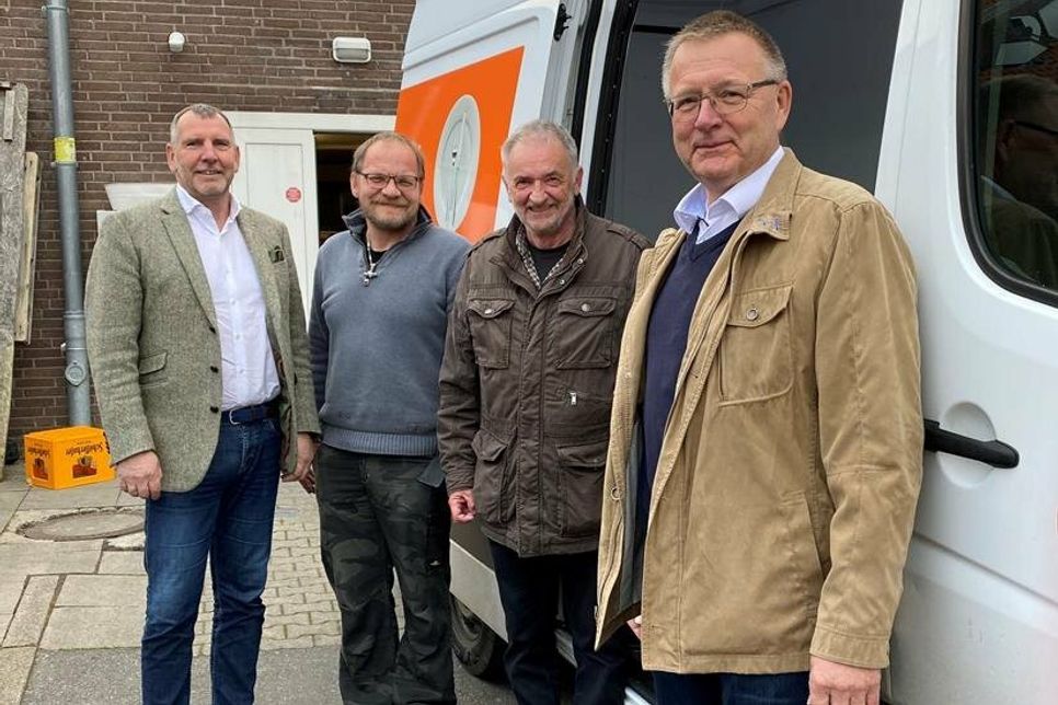 Neustadt. Der Neustädter Rotary Club kaufte für 1.000 Euro Lebensmittel und übergab diese durch Präsident Volker Koppitz (lks.) und Manfred Rohde (re.) an Marcus Schmierschalla und Olf Leder von der Neustädter Tafel. „Gerade jetzt verzeichnet die Tafel eine steigende Anzahl Bedürftiger und deshalb muss hier dringend geholfen werden“, so der Rotary Club. Gefragt sind besonders Grundnahrungsmittel wie Mehl, Butter und Zucker. Weitere Zuwendungen des Clubs sind eingeplant. (red)