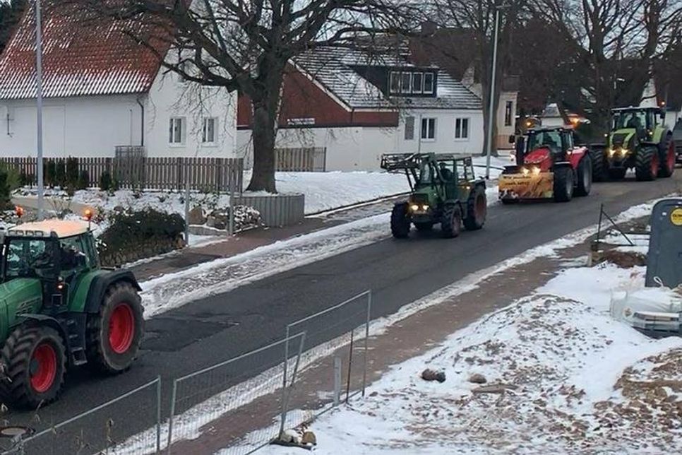 Auch viele Nebenstraßen wurden neben den Hauptverkehrsadern von den Treckern befahren und blockiert.