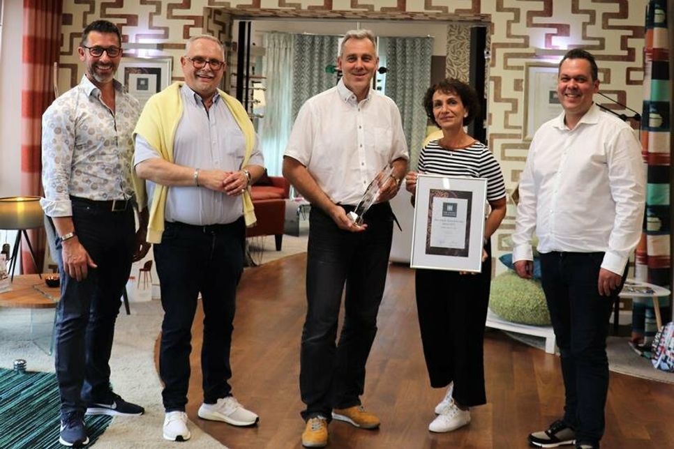Für seinen Innovationsgeist erhielt Ulf Seelaff (Mitte) die Auszeichnung „Textiler Einrichter des Jahres 2021“.