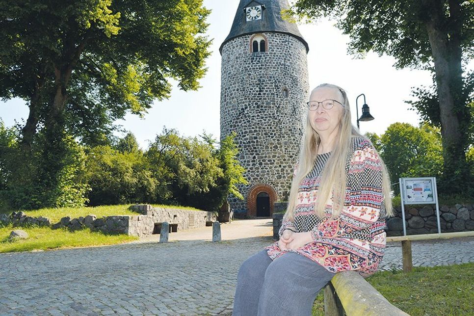 Es fällt schwer, sich das eine ohne das andere vorzustellen: Pastorin Anke Dittmann und „ihre“ Feldsteinkirche.