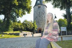 Es fällt schwer, sich das eine ohne das andere vorzustellen: Pastorin Anke Dittmann und „ihre“ Feldsteinkirche.