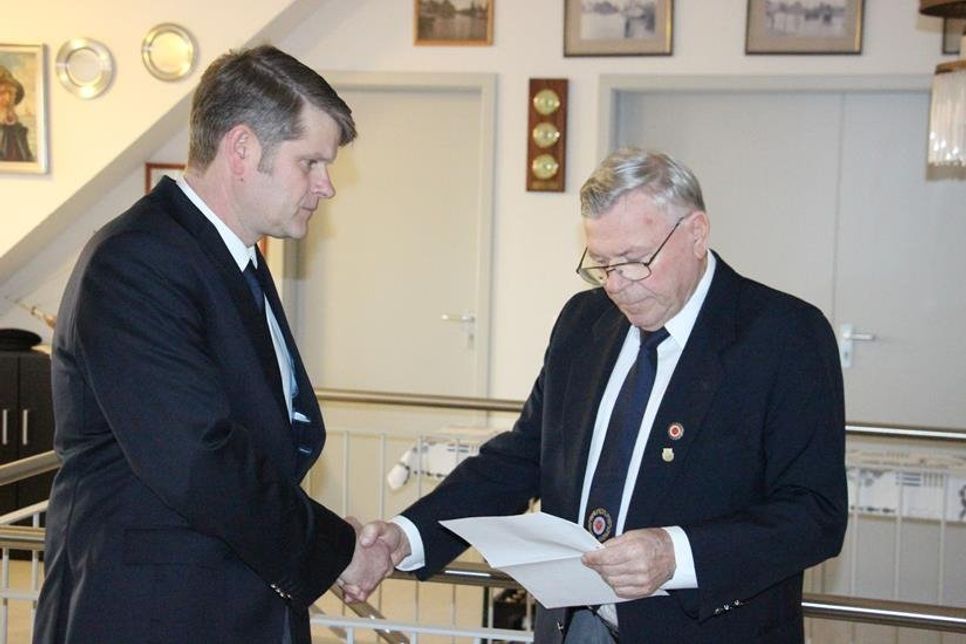 Aufgenommen in das Fischeramt durch Amtspatron Siegfried Reuter (re.) wurde Guido Bendfeldt.