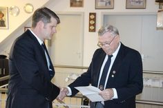 Aufgenommen in das Fischeramt durch Amtspatron Siegfried Reuter (re.) wurde Guido Bendfeldt.
