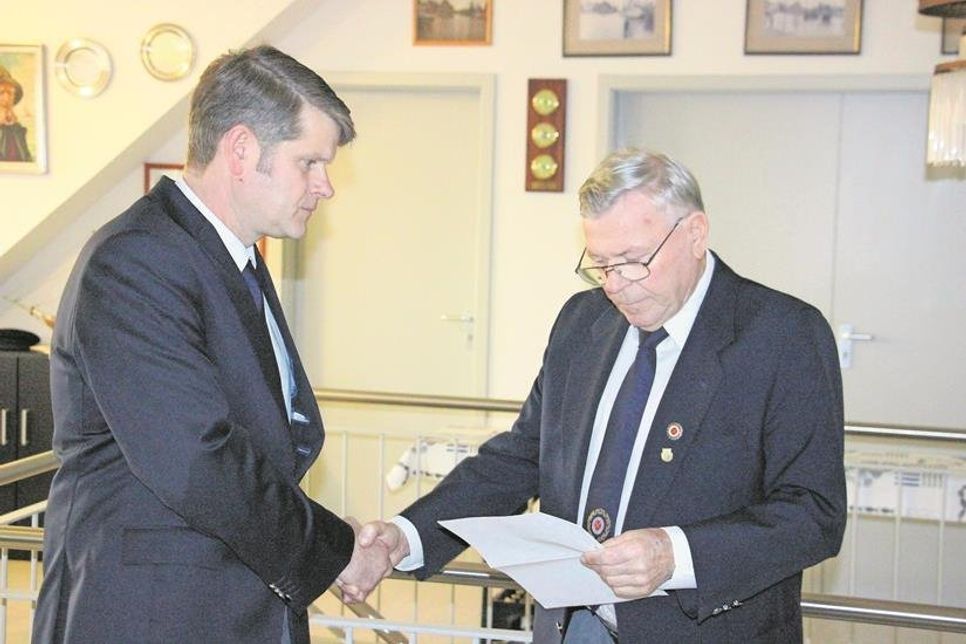 Aufgenommen in das Fischeramt durch Amtspatron Siegfried Reuter (re.) wurde Guido Bendfeldt.