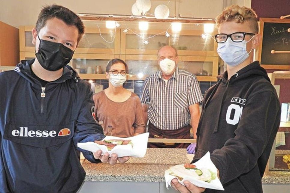 Sie schmieren beste Pausenbrötchen, kochen richtig guten Kaffee und unterstützen mit ihren Einnahmen das Schulleben der Wilhelm-Wisser-Gemeinschaftsschule. Klingt nach einem prima Miteinander? Stimmt. Das Problem ist: Es gibt aktuell nicht ausreichend Eltern, die sich in der Cafeteria engagieren. Deshalb rühren Annemarie Schönke und Klaus-Dieter Schumacher die Werbetrommel. Das ist ganz im Sinn von Gian Lafrentz (re.) und Bennet Gültzow, die sich in der Wisseria regelmäßig ein Brötchen gönnen