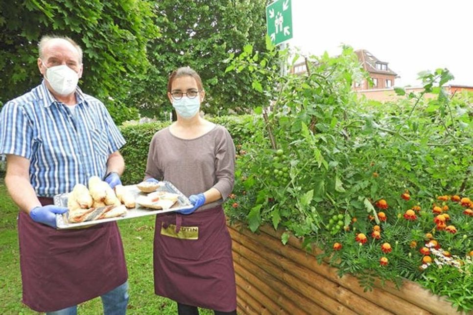 Annemarie Schönke und Klaus-Dieter Schumacher brauchen dringend Verstärkung von engagierten Wisser-Eltern - damit es ein gutes Frühstück gibt und damit Unterstützung zum Beispiel für die Anschaffung dieses Hochbeetes möglich bleibt.