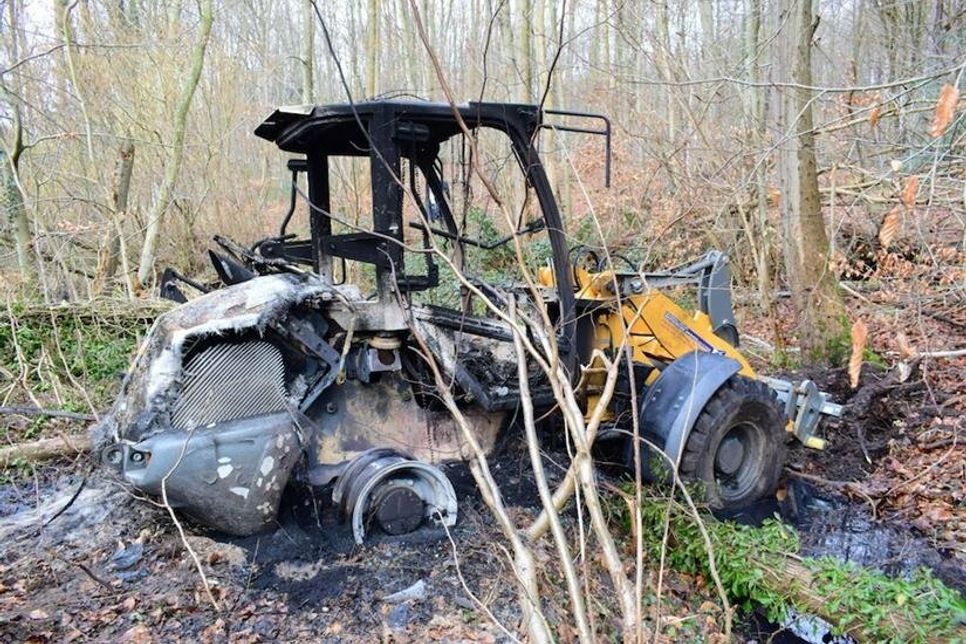 Der ausgebrannte Radlader im Kammerwald wurde zuvor von einer Baustelle an der B76 im Waldweg in Niendorf/Ostsee gestohlen.