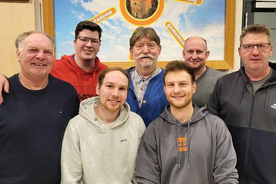 Gleich sechs neue Mitglieder wurden in den Männergesangsverein aufgenommen. In der Mitte der Geehrte Folkert Heit.