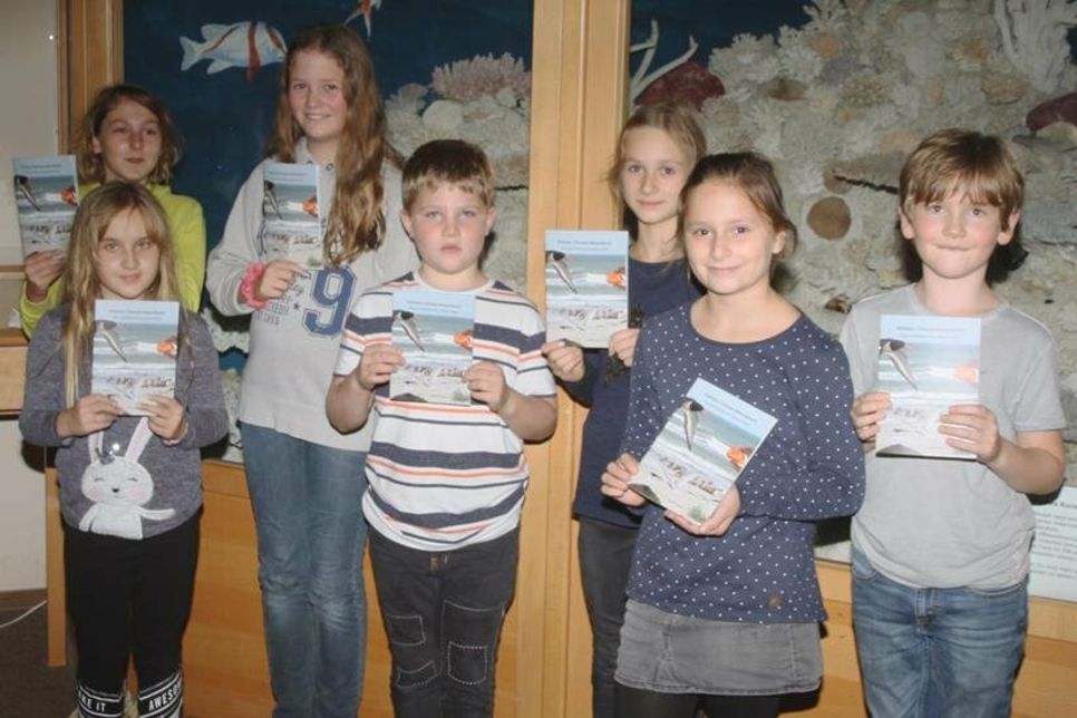 Einige der „Jungen Naturforscher“ im Haus der Natur - Cismar haben die Meeresrallye gelöst und freuen sich über ihr Kleines Ostsee-Naturbuch.