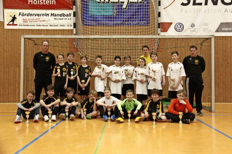 Beide Mannschaften des TSV Neustadt nach der Siegerehrung.