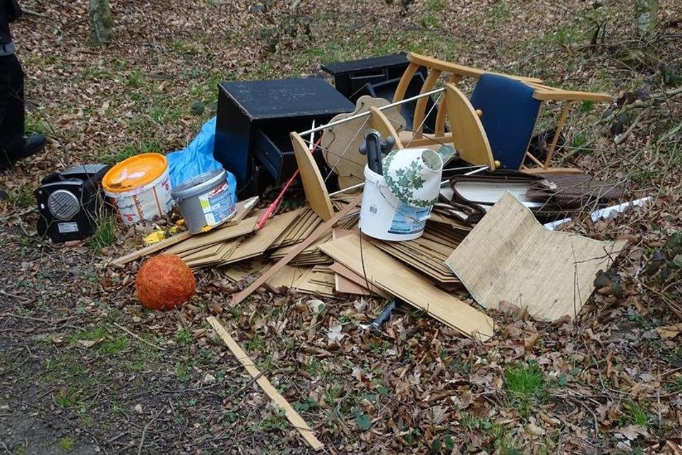 Farbeimer, Elektroschrott und Möbel wurden unter anderem entsorgt.