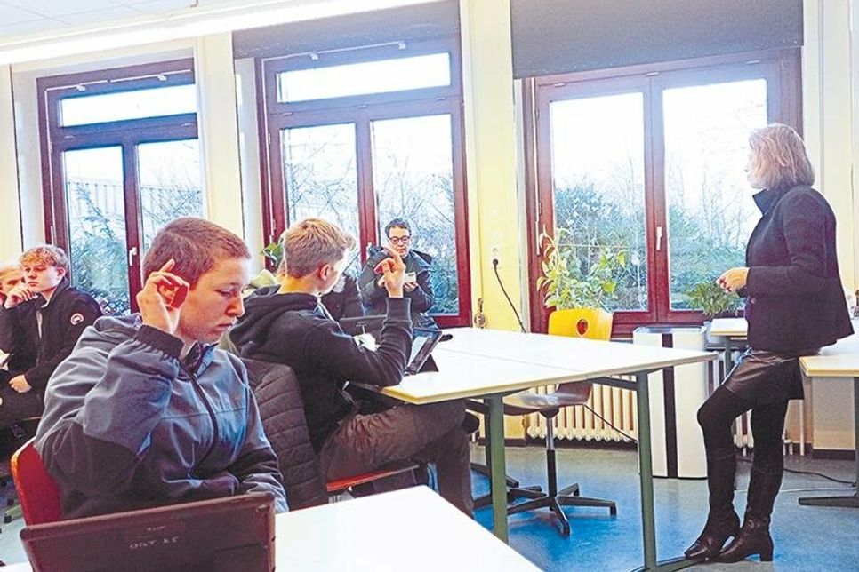 Bildungsministerin Karin Prien im Gespräch mit Abiturienten des Biologieprofils im Ostsee-Gymnasium Timmendorfer Strand.